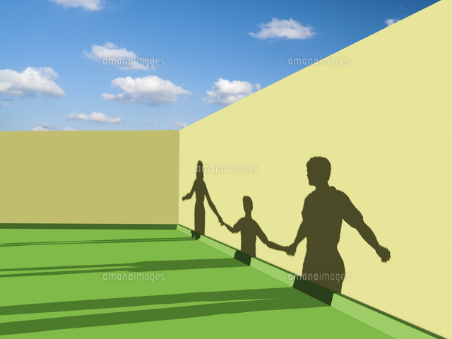 淡い色の壁と手をつなぐ家族の影 の写真素材 イラスト素材 アマナイメージズ