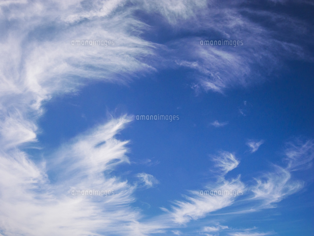 流れ雲の空[10143010403]の写真・イラスト素材｜アマナイメージズ