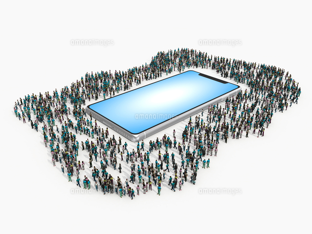 巨大なスマホを取り囲む群衆 の写真素材 イラスト素材 アマナイメージズ