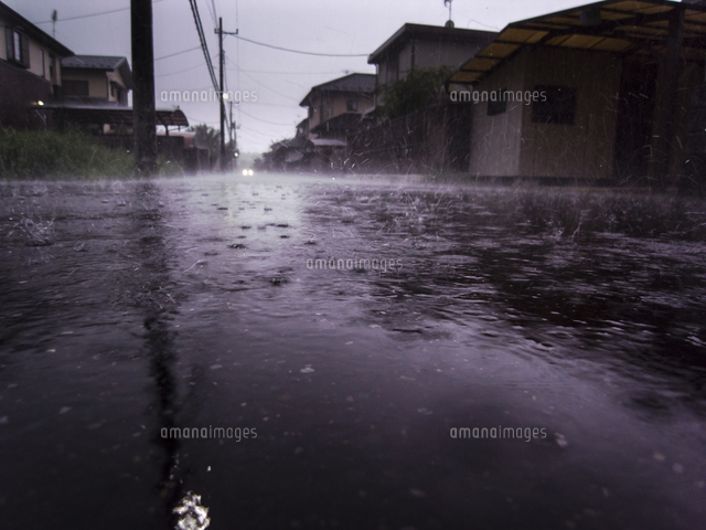 路面に叩きつける土砂降りの雨 の写真素材 イラスト素材 アマナイメージズ