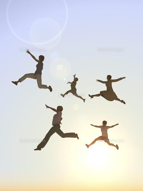 逆光下でジャンプする女性５人 の写真素材 イラスト素材 アマナイメージズ