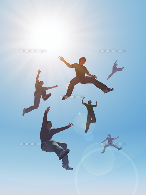 逆光下でジャンプする男性６人 の写真素材 イラスト素材 アマナイメージズ