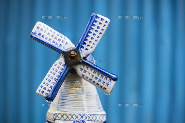 雨に濡れた陶器の風車 の写真素材 イラスト素材 アマナイメージズ