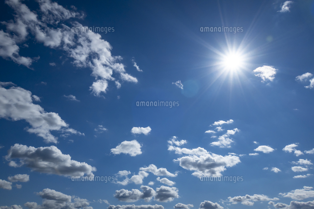 雲が湧く逆光の空 の写真素材 イラスト素材 アマナイメージズ