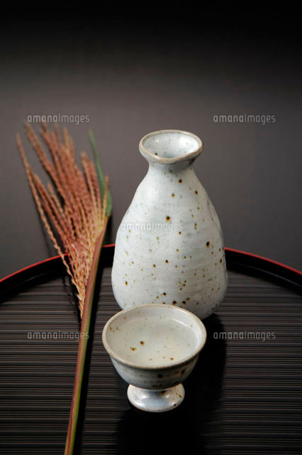 酒とすすき の写真素材 イラスト素材 アマナイメージズ