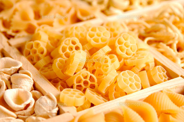 ルオーテとショートパスタ の写真素材 イラスト素材 アマナイメージズ