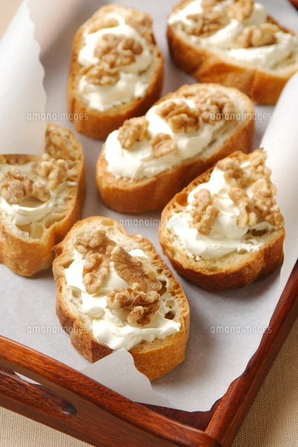 バケットの上にサワークリームとくるみ の写真素材 イラスト素材 アマナイメージズ