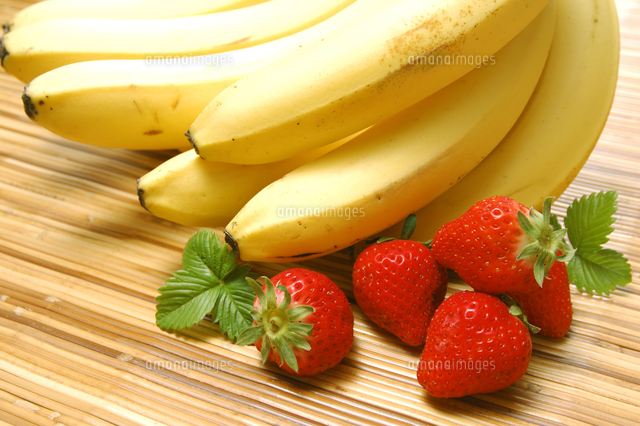 バナナと苺 の写真素材 イラスト素材 アマナイメージズ