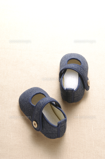 子供の靴 の写真素材 イラスト素材 アマナイメージズ