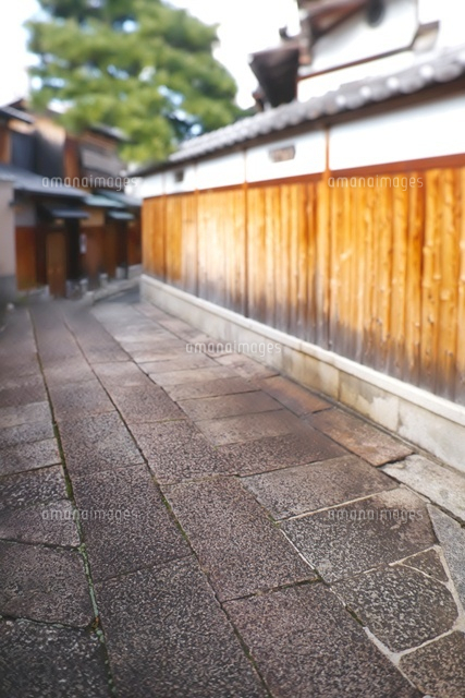 京都の町並みと石畳の路地 の写真素材 イラスト素材 アマナイメージズ