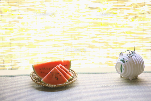 縁側のスダレとスイカとブタの蚊取り器 の写真素材 イラスト素材 アマナイメージズ