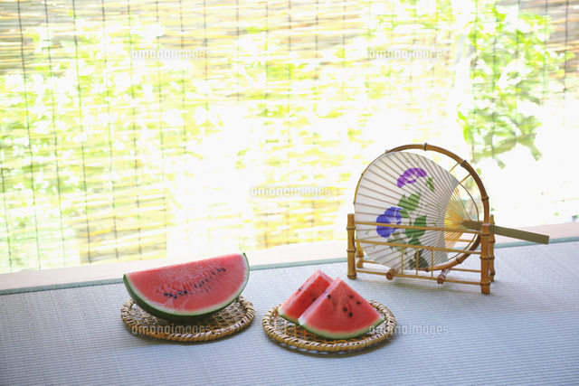 縁側のスダレとスイカと団扇 の写真素材 イラスト素材 アマナイメージズ