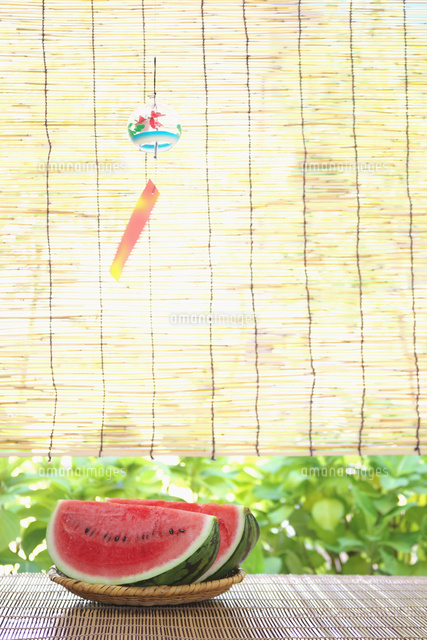 縁側に置かれたスイカと風鈴 の写真素材 イラスト素材 アマナイメージズ