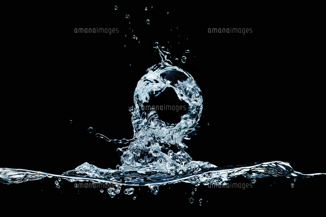 水面を横から見た水の表情 の写真素材 イラスト素材 アマナイメージズ