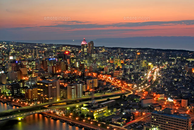 朱鷺メッセ屋上から見た柳都大橋と新潟市街の夕景 の写真素材 イラスト素材 アマナイメージズ