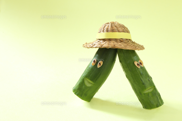 麦わら帽子を被ったかわいい顔のあるキュウリ の写真素材 イラスト素材 アマナイメージズ