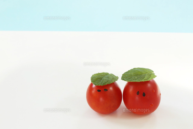 顔のあるかわいいミニトマトとそら豆 の写真素材 イラスト素材 アマナイメージズ