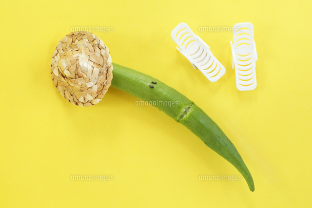 麦わら帽子を被った顔のある可愛いオクラ の写真素材 イラスト素材 アマナイメージズ