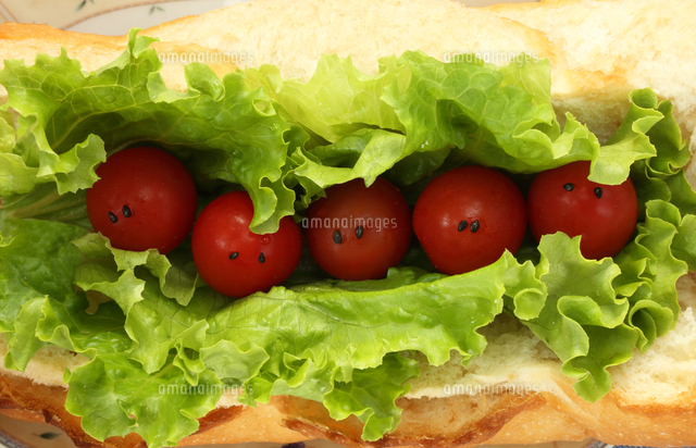 顔のあるかわいいブチトマトのサンドイッチ の写真素材 イラスト素材 アマナイメージズ