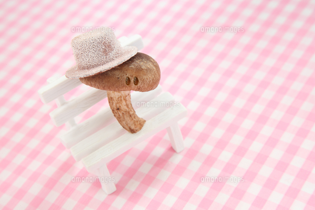 麦わら帽子を被ったかわいい顔のあるシイタケとイス の写真素材 イラスト素材 アマナイメージズ