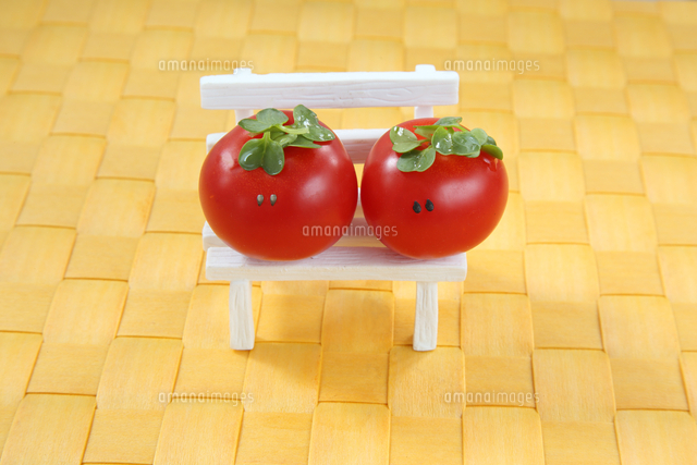 カイワレ大根の帽子を乗せた可愛い顔のあるミニトマトと白い椅子 の写真素材 イラスト素材 アマナイメージズ