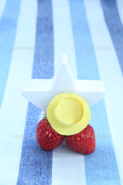 黄色の帽子を被った可愛いイチゴのカップルと白い星 の写真素材 イラスト素材 アマナイメージズ