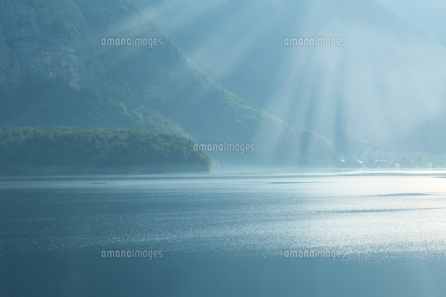 美しい光の中の新緑の世界遺産ハルシュタット湖の絶景 の写真素材 イラスト素材 アマナイメージズ 美しい光の中の新緑の世界遺産ハルシュタット湖の絶景 の写真素材 イラスト素材 アマナイメージズ