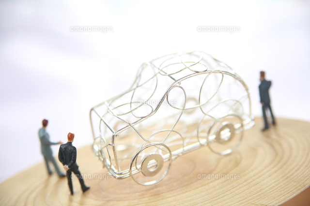 針金の車とミニチュアの人[10151003172]の写真・イラスト素材