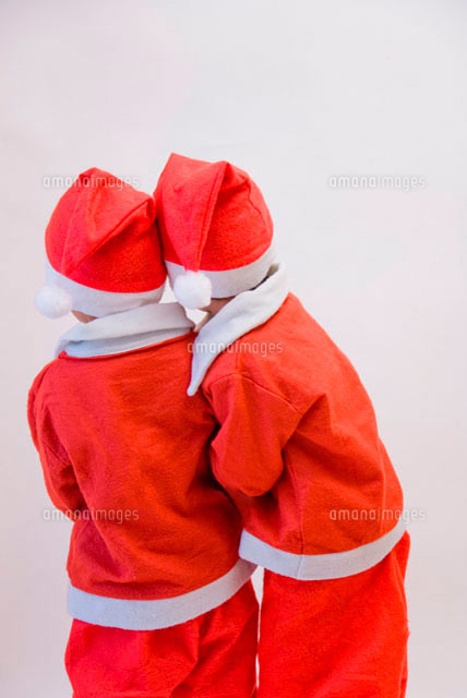 サンタの格好をした兄弟 の写真素材 イラスト素材 アマナイメージズ