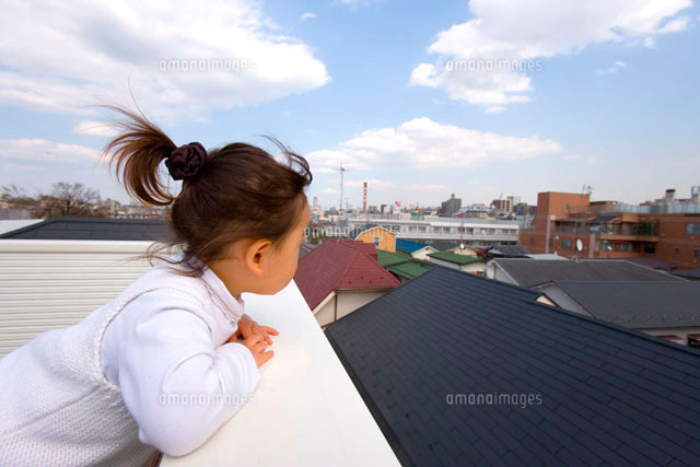 屋上から景色を眺める女の子 の写真素材 イラスト素材 アマナイメージズ