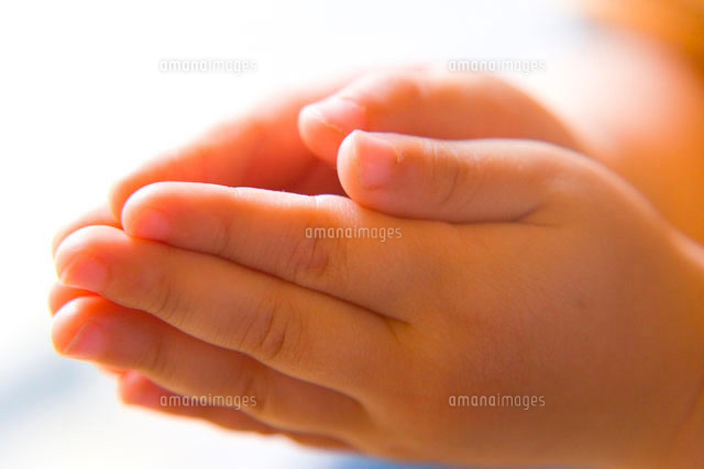 合わせた子供の手 の写真素材 イラスト素材 アマナイメージズ