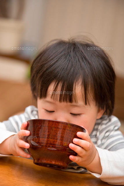 スープを飲む女の子 の写真素材 イラスト素材 アマナイメージズ