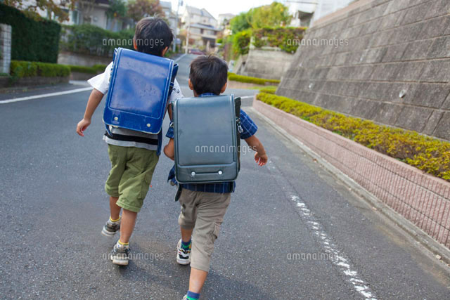 ランドセルを背負って登下校する小学生 の写真素材 イラスト素材 アマナイメージズ
