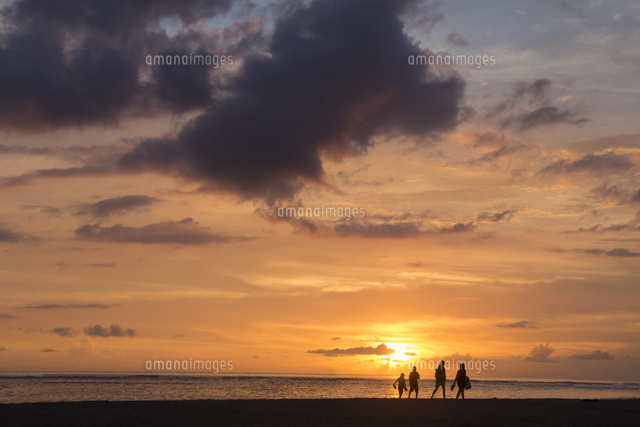 黄昏どきの浜辺 の写真素材 イラスト素材 アマナイメージズ