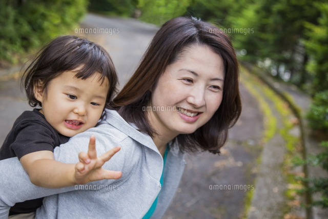 子供をおんぶする母親[10154002204]の写真・イラスト素材｜アマナ 