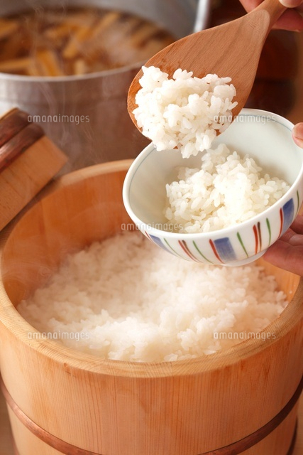 白いごはん 直接受け渡し 白いご飯とお櫃[10157000624]の写真・イラスト素材｜アマナイメージズ