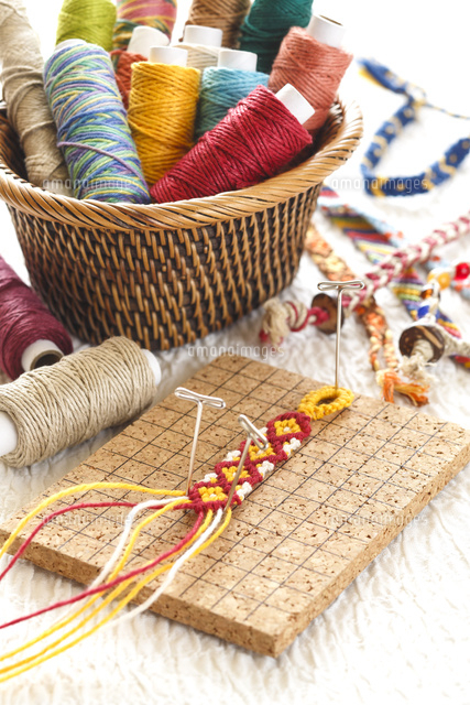 ミサンガ作り の写真素材 イラスト素材 アマナイメージズ