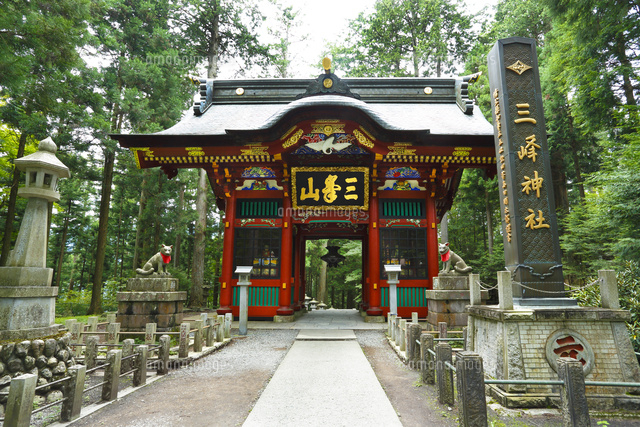 秩父 三峰神社 随身門 の写真素材 イラスト素材 アマナイメージズ 秩父 三峰神社 随身門 の写真素材 イラスト素材 アマナイメージズ