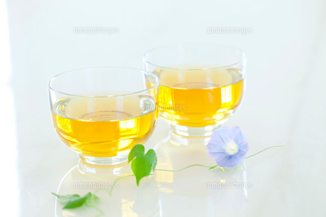 アサガオの花と冷たい緑茶 の写真素材 イラスト素材 アマナイメージズ