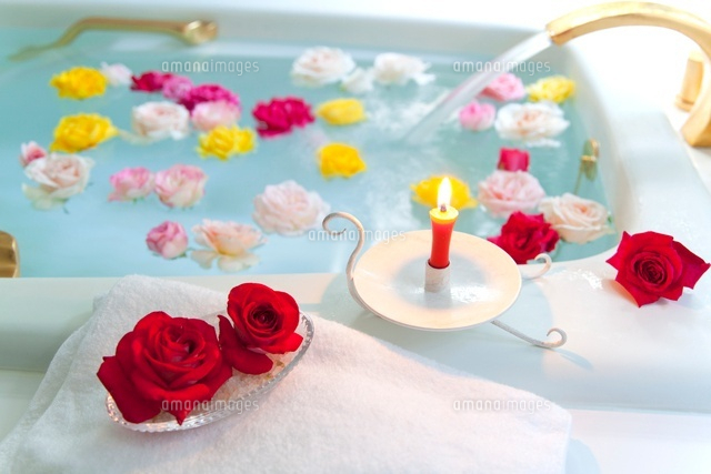 バラの入ったお風呂とバスソルトとキャンドル の写真素材 イラスト素材 アマナイメージズ
