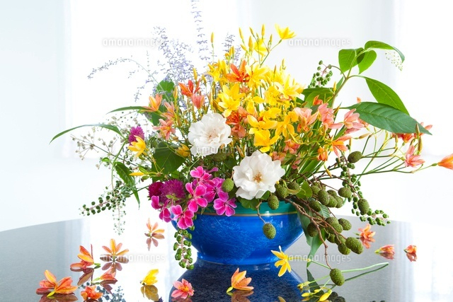 御影石のテーブルと花瓶の夏の花 の写真素材 イラスト素材 アマナイメージズ 御影石のテーブルと花瓶の夏の花 の写真素材 イラスト素材 アマナイメージズ