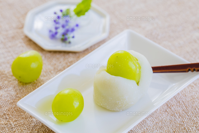 和菓子とブドウと花 の写真素材 イラスト素材 アマナイメージズ