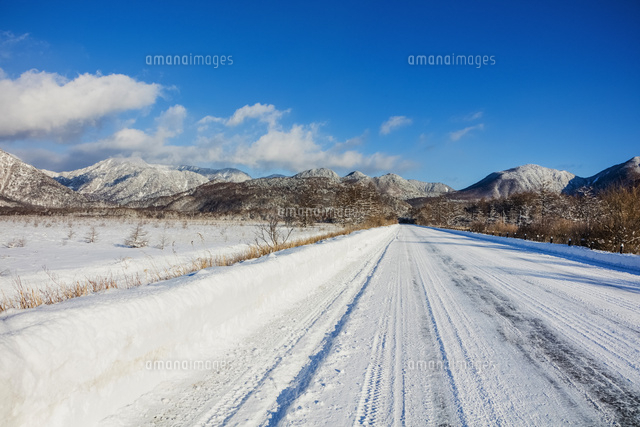 雪の戦場ヶ原と日本ロマンチック街道と日光の山 の写真素材 イラスト素材 アマナイメージズ
