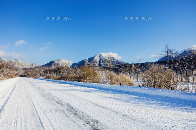 雪の戦場ヶ原と日本ロマンチック街道と日光の山 の写真素材 イラスト素材 アマナイメージズ