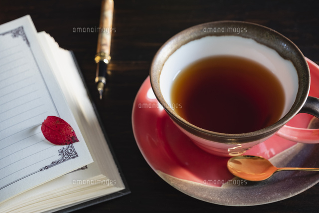 紅茶とノート の写真素材 イラスト素材 アマナイメージズ