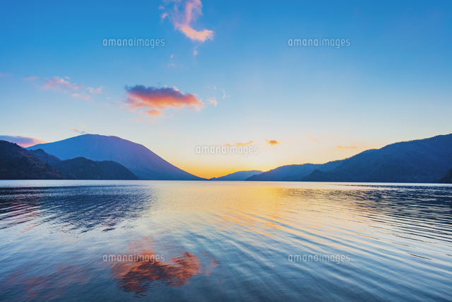 奥日光 奥日光 秋の朝の中禅寺湖と男体山 日の出前 の写真素材 イラスト素材 アマナイメージズ