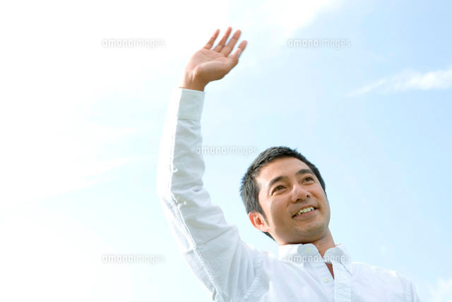 手を振る30代の男性 の写真素材 イラスト素材 アマナイメージズ