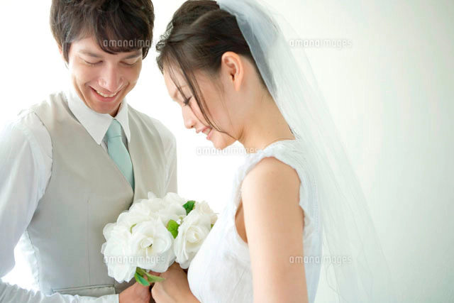 ブーケを一緒に持つ新郎新婦[10161000406]の写真・イラスト素材
