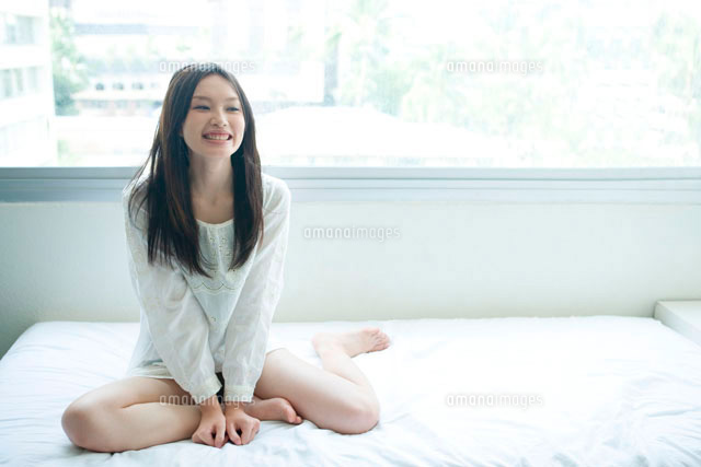 部屋でくつろぐ10代女性 の写真素材 イラスト素材 アマナイメージズ