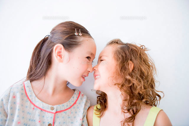 鼻をくっつけ合う笑顔の女の子二人 の写真素材 イラスト素材 アマナイメージズ